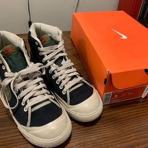 Mens size 9 Nike All Court sneakers